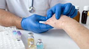 Obtenir un rendez-vous chez un dermatologue ? On a enquêté !